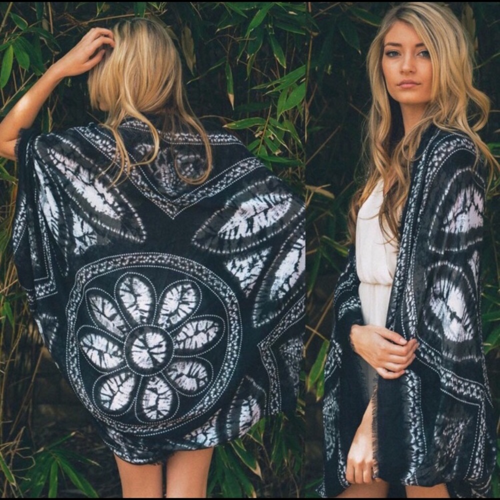 New Arrival! 🌺❤️ Beautiful Black Kimonos!